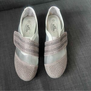 Bolaro Elegant silver size 9 Gray Women's Velcro slip on shoe with embellishment